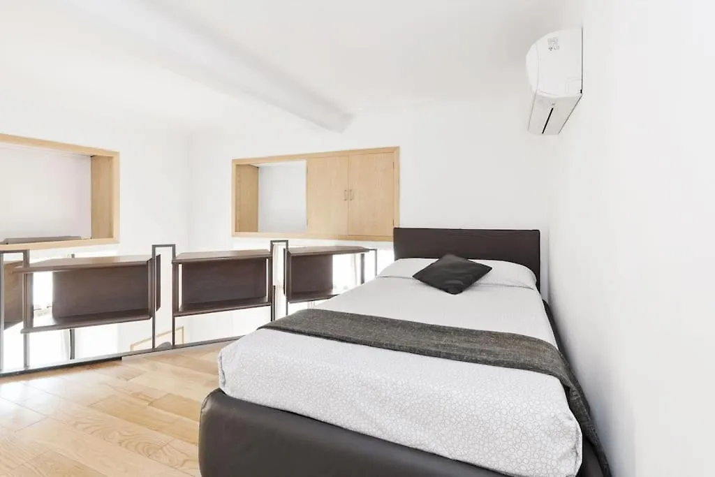 Stylish Loft - Colosseum 4 Min Walk -3 Beds -Sleeps Up To 6 People Apartment Rome