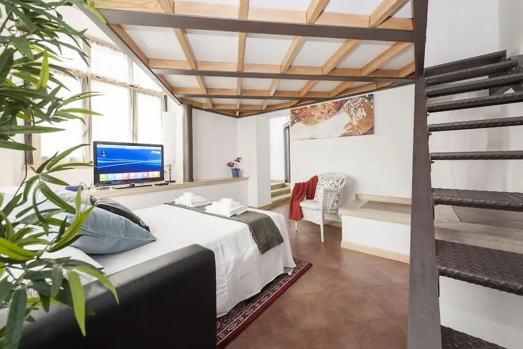 Stylish Loft - Colosseum 4 Min Walk -3 Beds -Sleeps Up To 6 People Apartment Rome