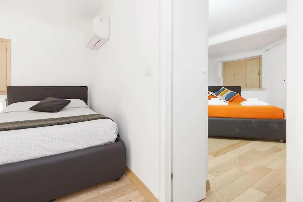 Stylish Loft - Colosseum 4 Min Walk -3 Beds -Sleeps Up To 6 People Apartment Rome